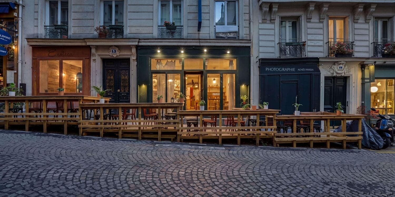 Platelage en bois dans la pente, sans jardinière. Une porte numérotée 5 est dans le cadre. Labess est au 8.
